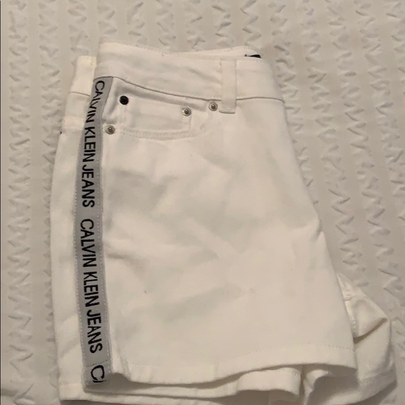 A white pair of shorts from Calvin Klein - Picture 3 of 3